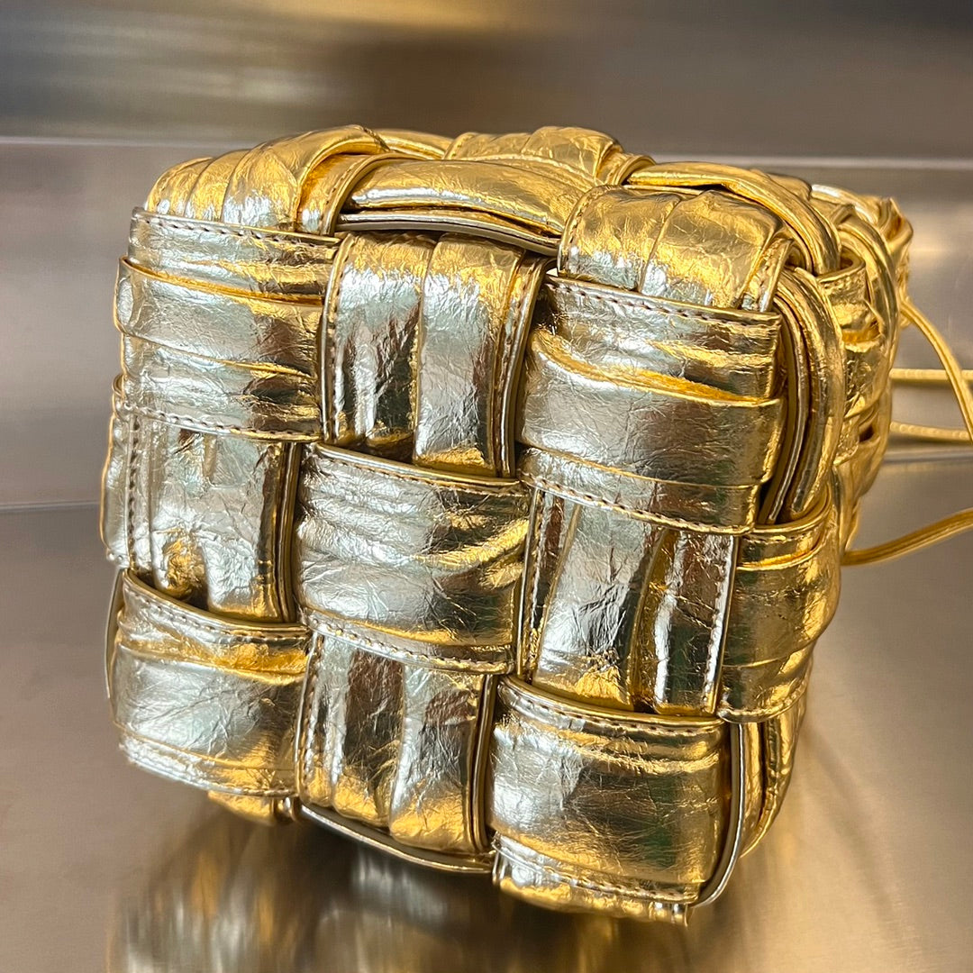 BOTTEGA VENETA SMALL CASSETTE BUCKET 18 IN GOLD METALLIC SOFT LAMBSKIN