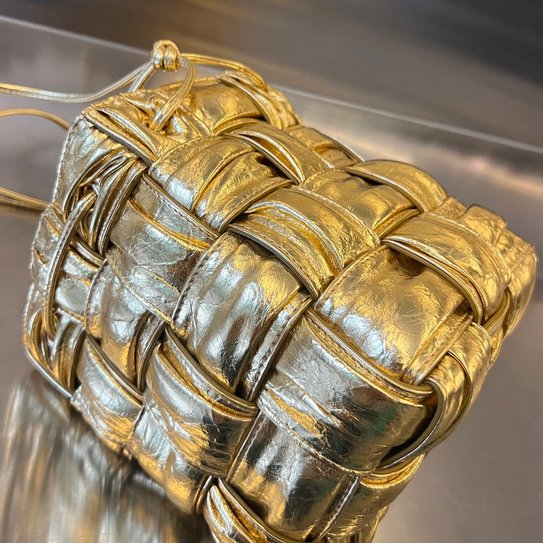 BOTTEGA VENETA SMALL CASSETTE BUCKET 18 IN GOLD METALLIC SOFT LAMBSKIN
