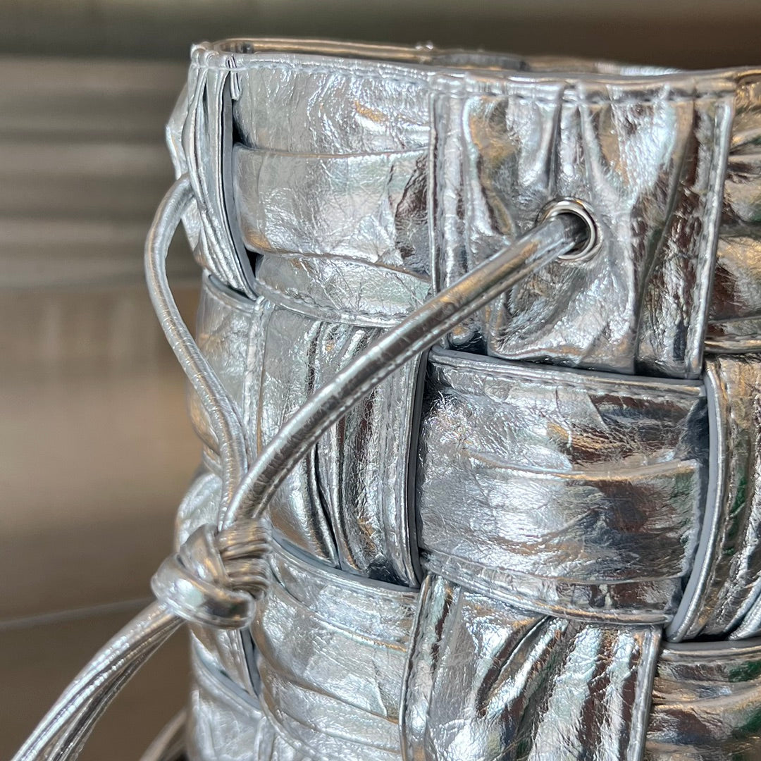BOTTEGA VENETA SMALL CASSETTE BUCKET 18 IN SILVER METALLIC SOFT LAMBSKIN
