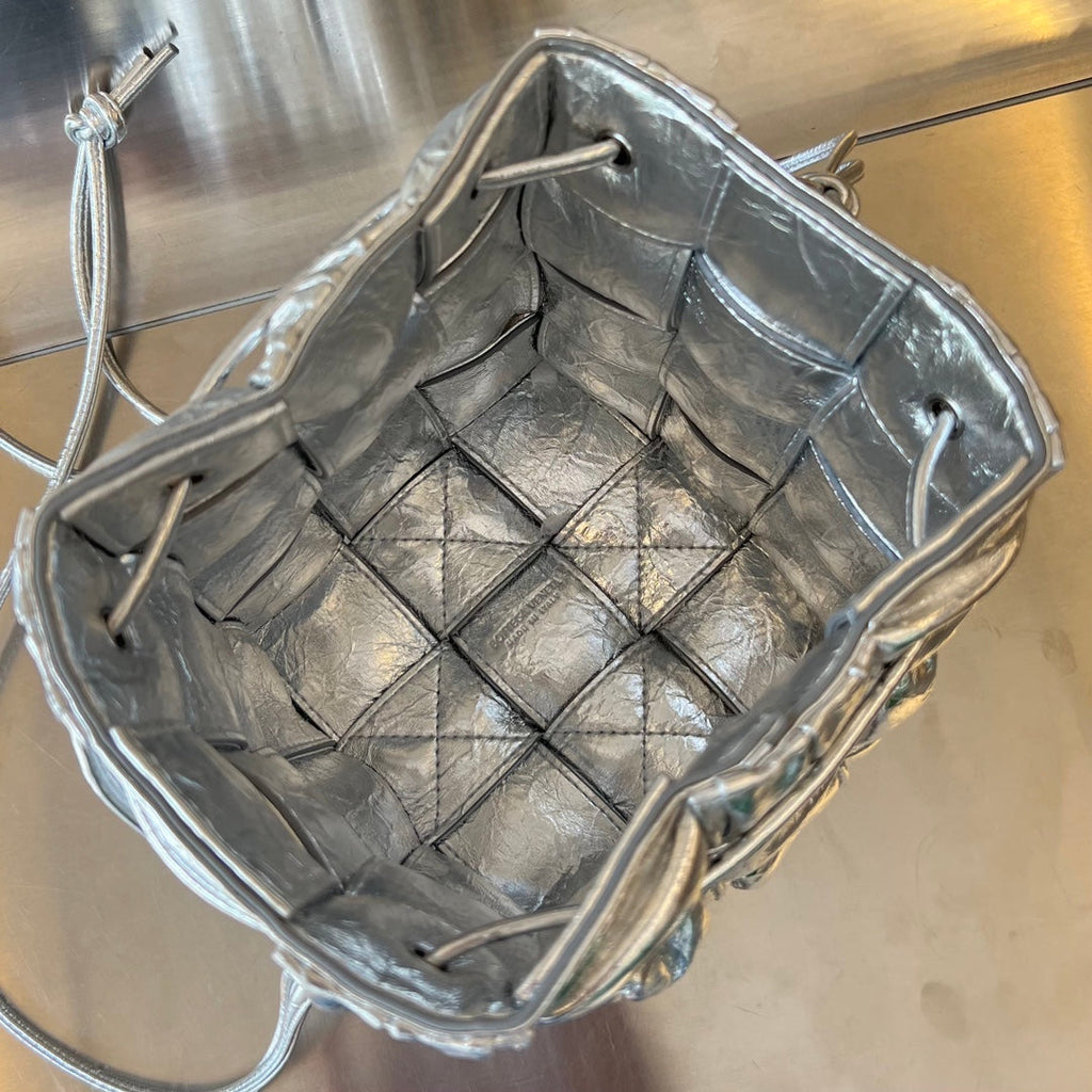 BOTTEGA VENETA SMALL CASSETTE BUCKET 18 IN SILVER METALLIC SOFT LAMBSKIN