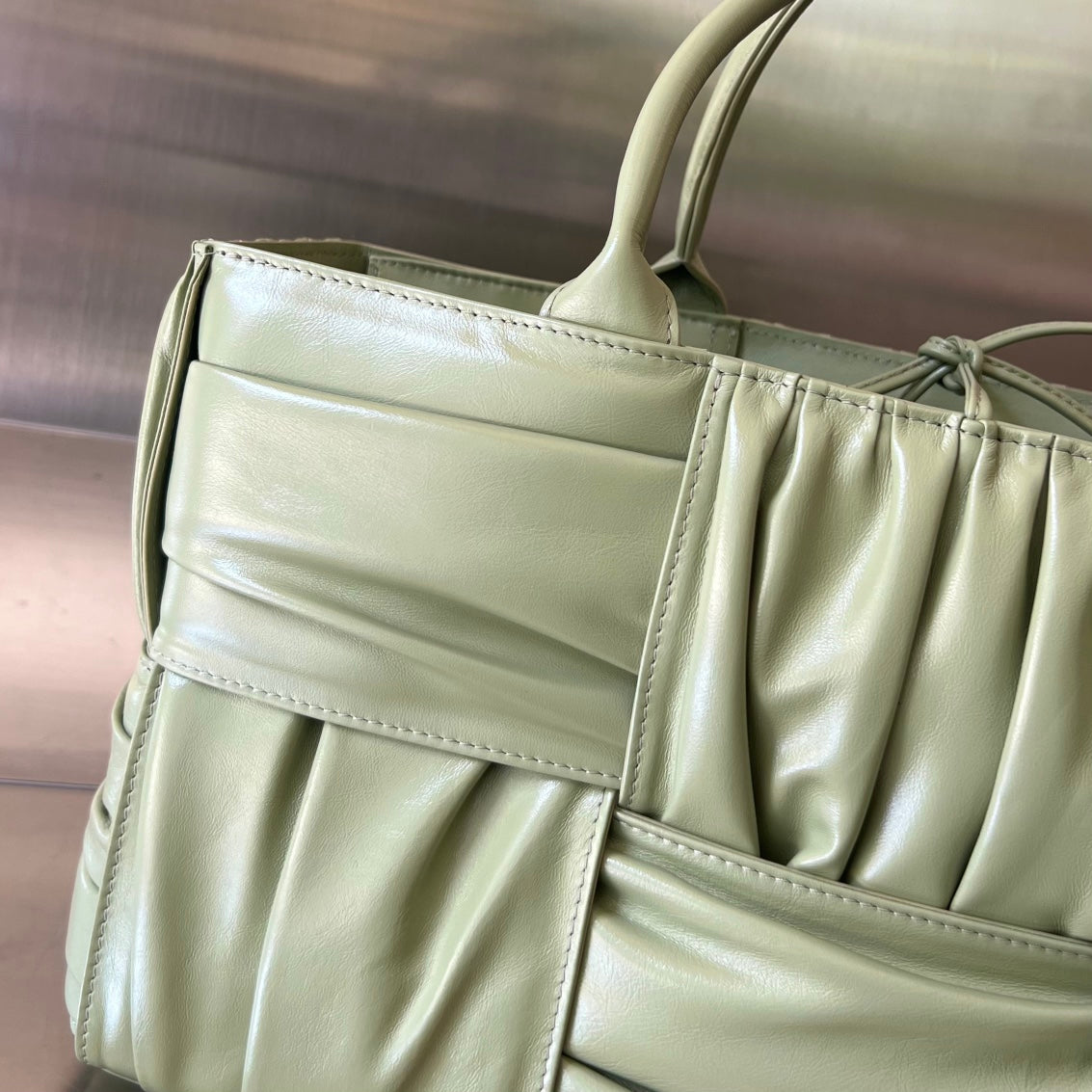 BOTTEGA VENETA SMALL ARCO TOTE 30 IN TRAVERTINE SOFT LAMBSKIN