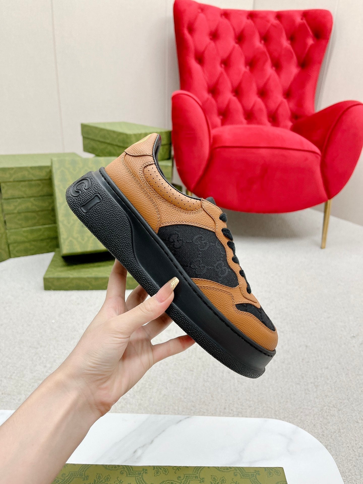 GUCCI TRAINER BLACK AND TAWNY CALFSKIN