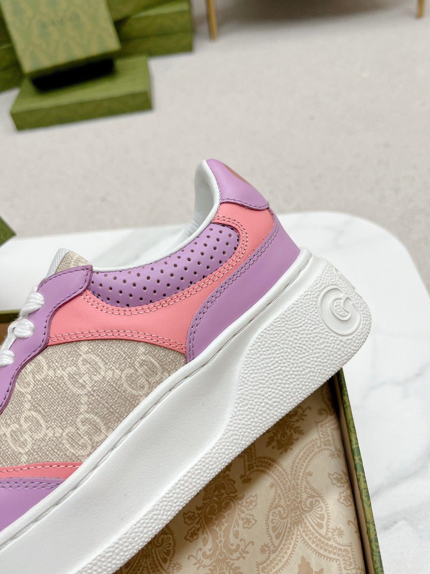GUCCI TRAINER LIGHT GRAY AND PURPLE CALFSKIN
