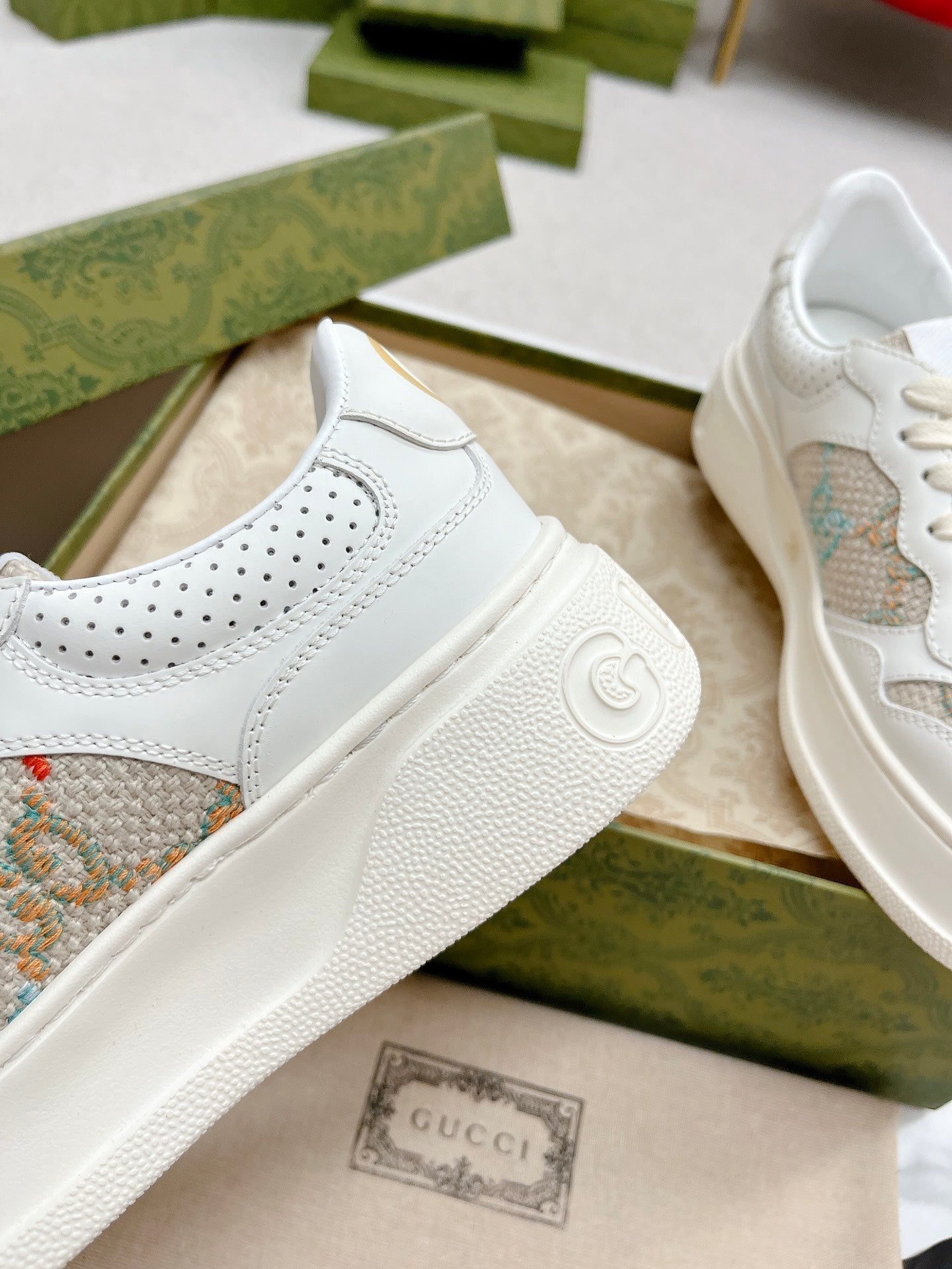 GUCCI TRAINER WHITE AND CREAM CALFSKIN