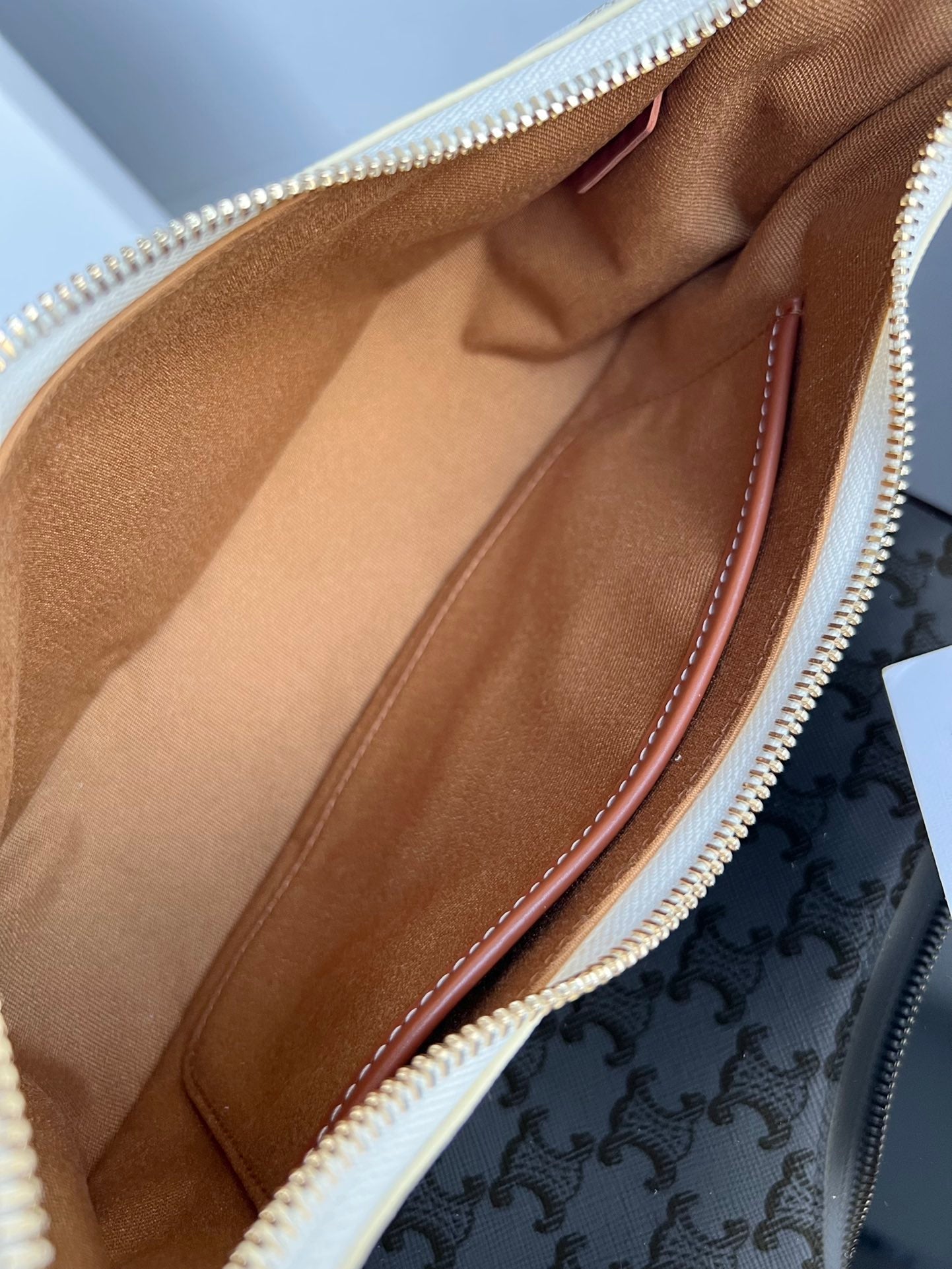 CELINE TRIOMPHE 23 COWHIDE WHITE CARO