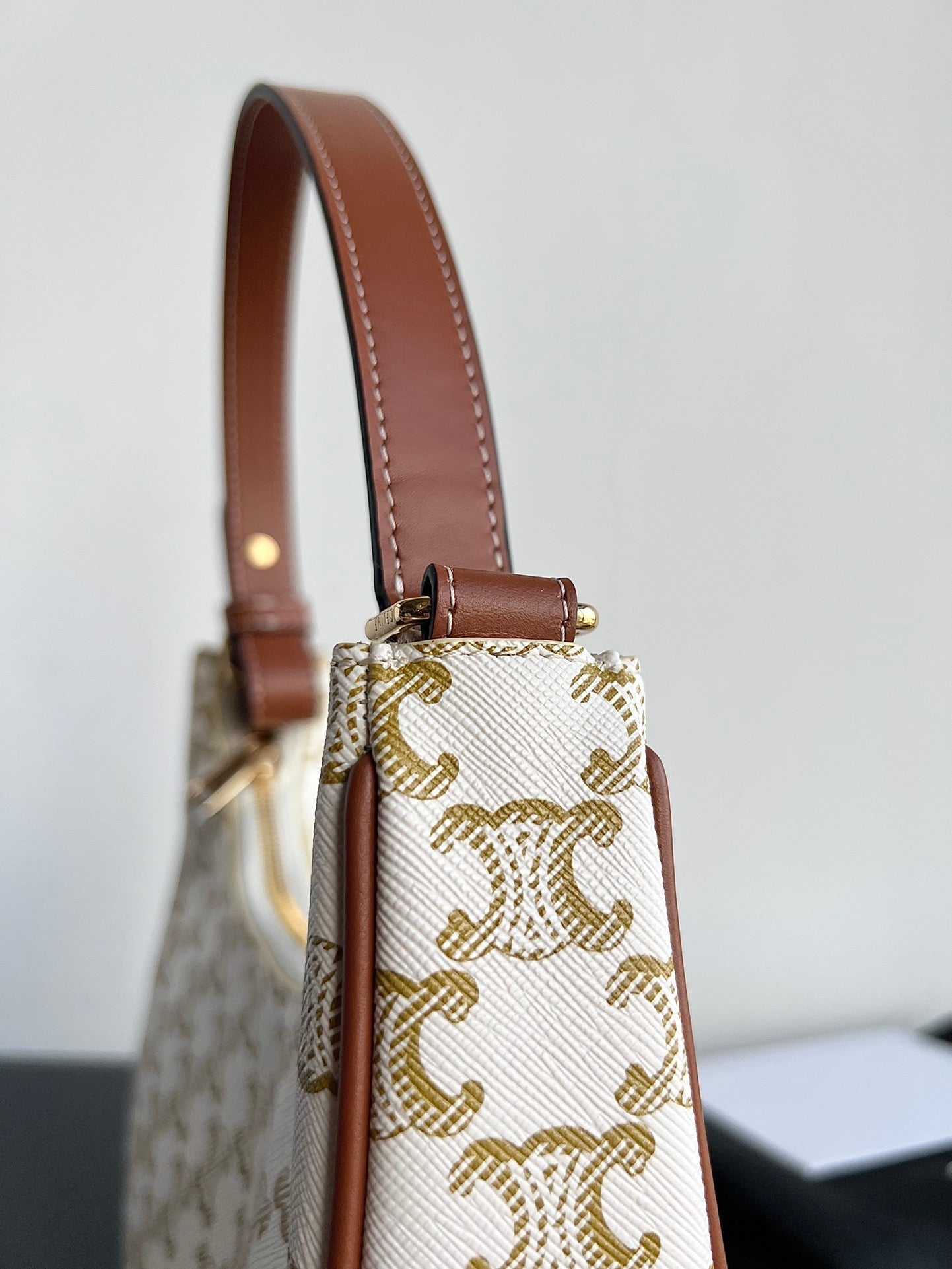 CELINE TRIOMPHE 23 COWHIDE WHITE CARO