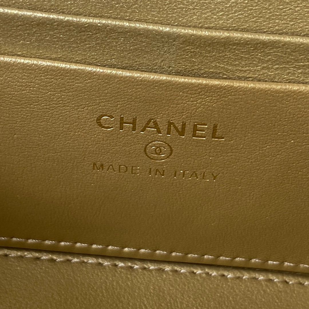 CHANEL SMALL VANITY CASE 17 IN WHITE CALFSKIN GOLD HARDWARE