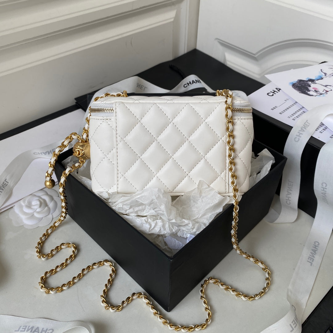 CHANEL SMALL VANITY CASE 17 IN WHITE CALFSKIN GOLD HARDWARE