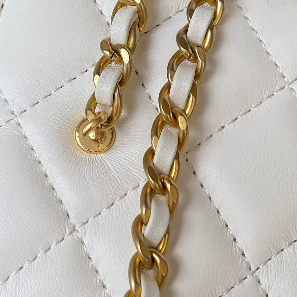 CHANEL SMALL VANITY CASE 17 IN WHITE CALFSKIN GOLD HARDWARE