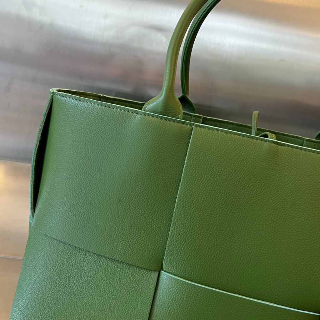 BOTTEGA VENETA ARCO TOTE 36 IN GLADE GREEN CALFSKIN