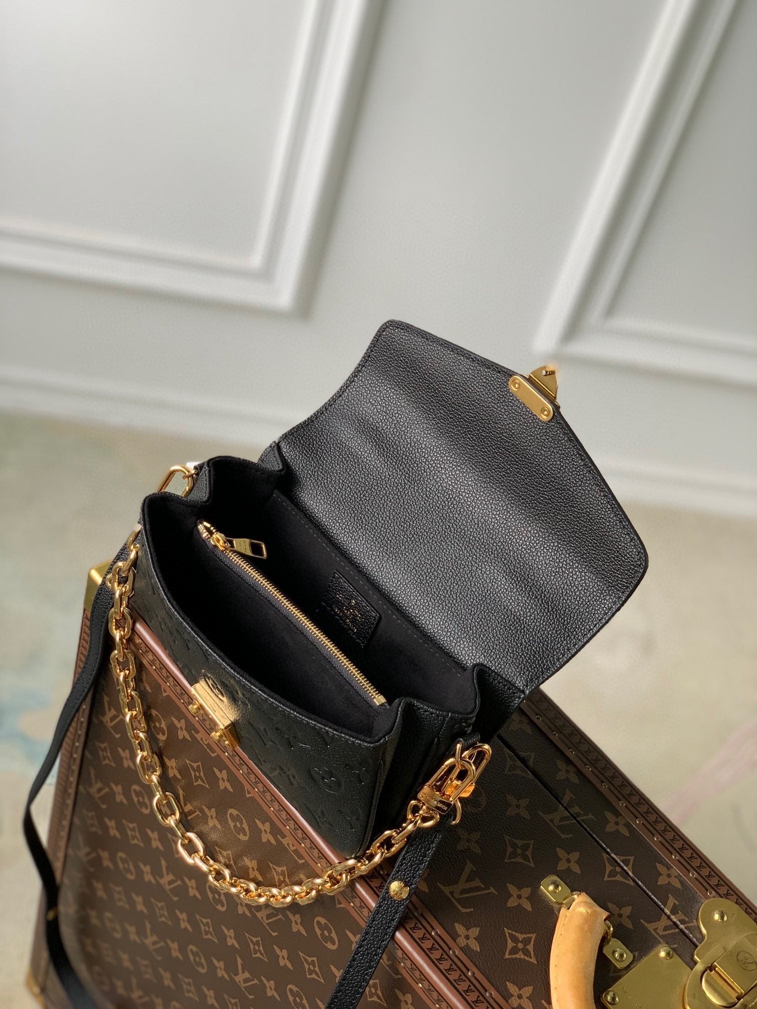 LOUIS VUITTON POCHETTE MÉTIS EAST WEST 21 IN GUN METAL EMBOSSED CALFSKIN GOLD HARDWARE