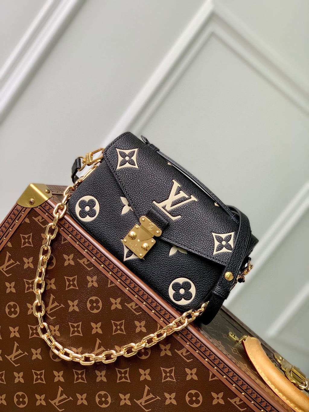 LOUIS VUITTON POCHETTE MÉTIS EAST WEST 21 IN BLACK AND BEIGE MONOGRAM EMPREINTE CALFSKIN EMBOSSED LOGO