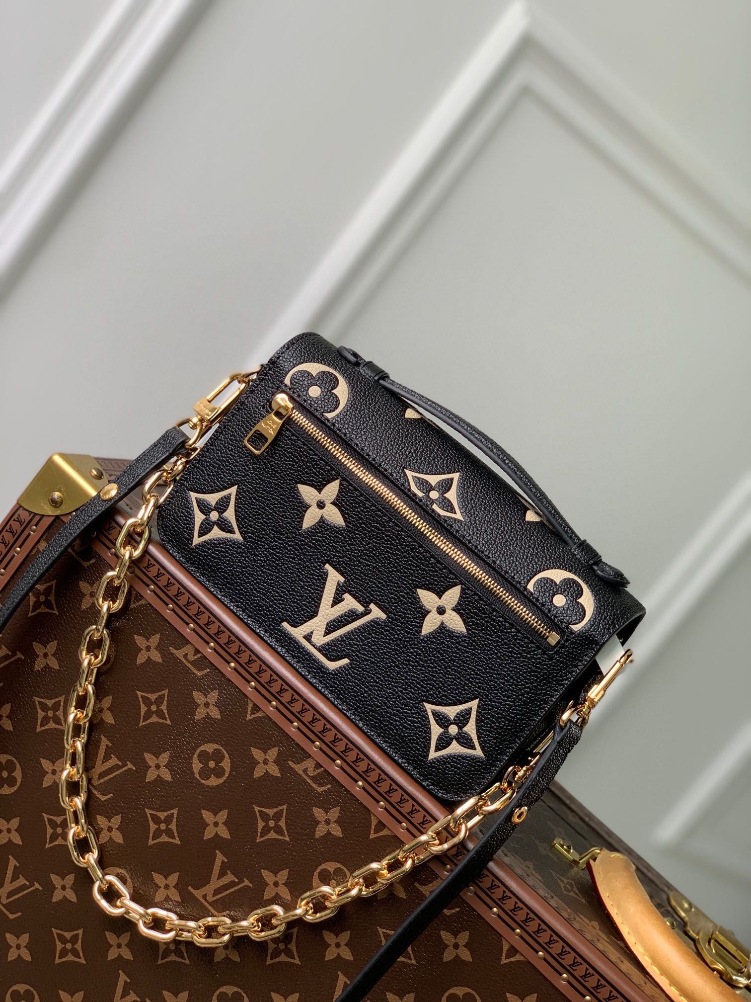 LOUIS VUITTON POCHETTE MÉTIS EAST WEST 21 IN BLACK AND BEIGE MONOGRAM EMPREINTE CALFSKIN EMBOSSED LOGO