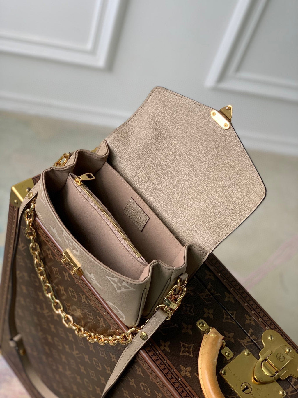 LOUIS VUITTON POCHETTE MÉTIS EAST WEST 21 IN BEIGE MONOGRAM EMPREINTE CALFSKIN EMBOSSED LOGO