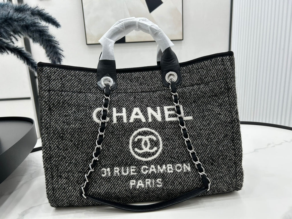 CHANEL DEAUVILLE LARGE 38 TOTE BAG IN BLACK CANVAS WITH WHITE LOGO
