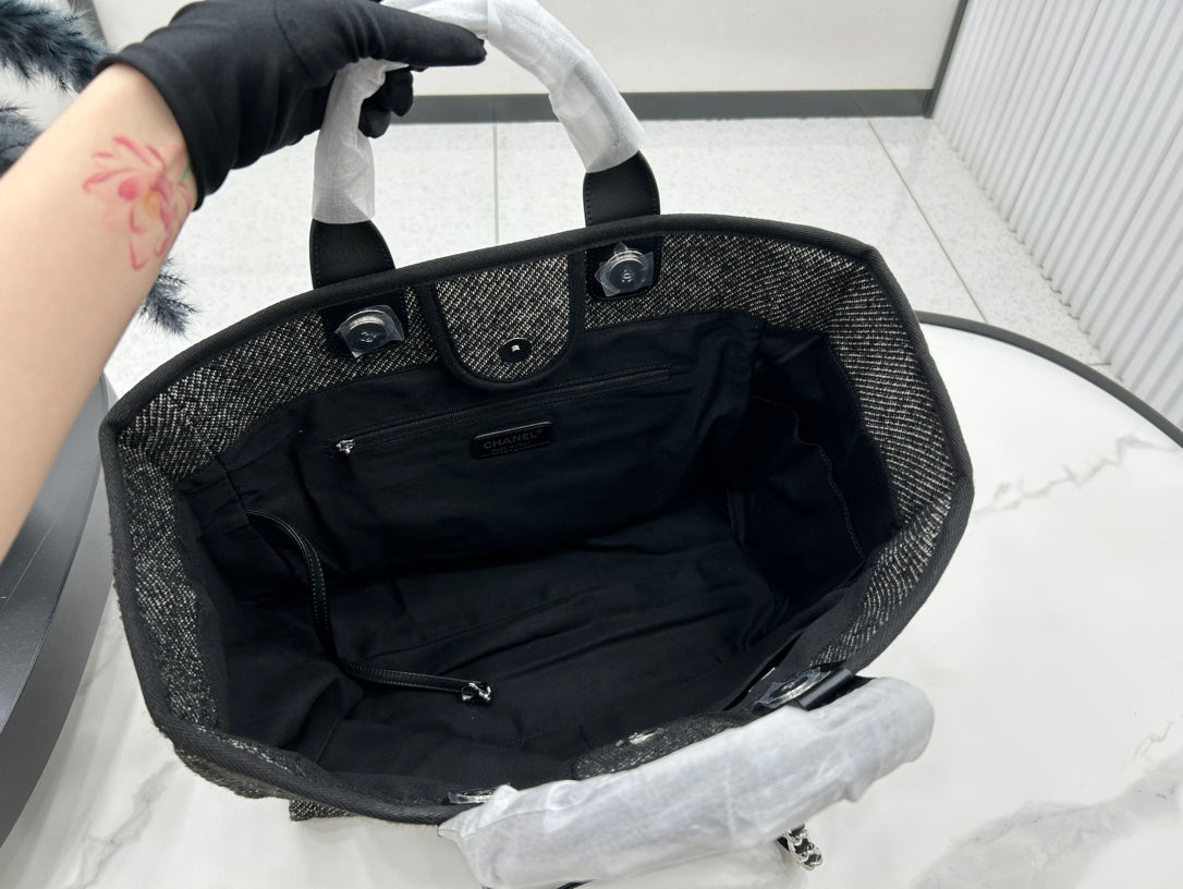 CHANEL DEAUVILLE LARGE 38 TOTE BAG IN BLACK CANVAS WITH WHITE LOGO