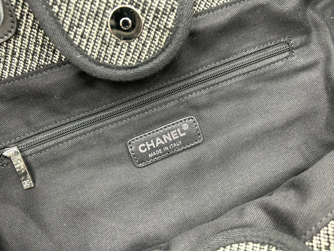 CHANEL DEAUVILLE LARGE 38 TOTE BAG IN BLACK CANVAS WITH WHITE LOGO