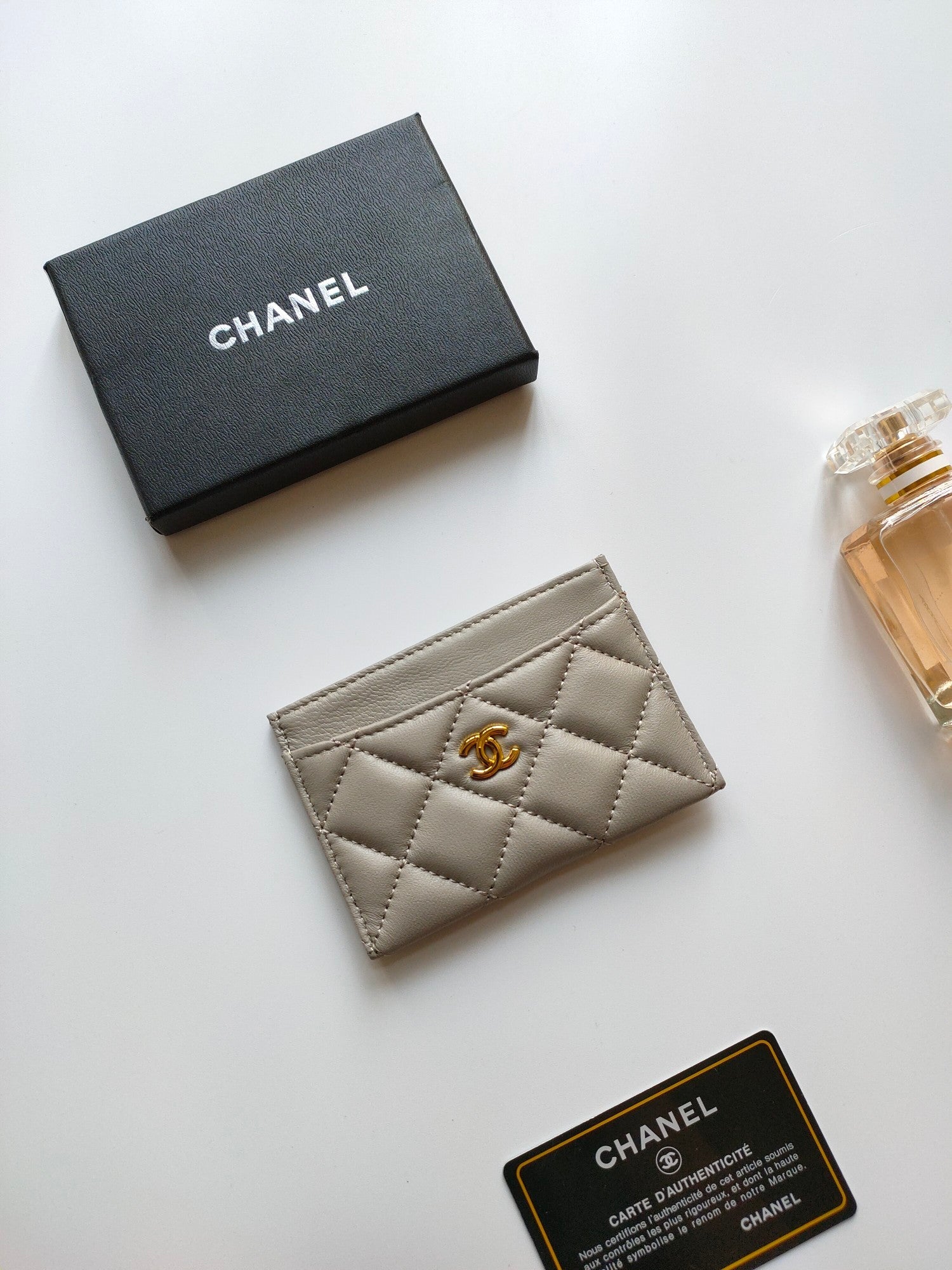 CHANEL CARD HOLDER 11.2 GRAY CALFSKIN WITH GOLD ICON