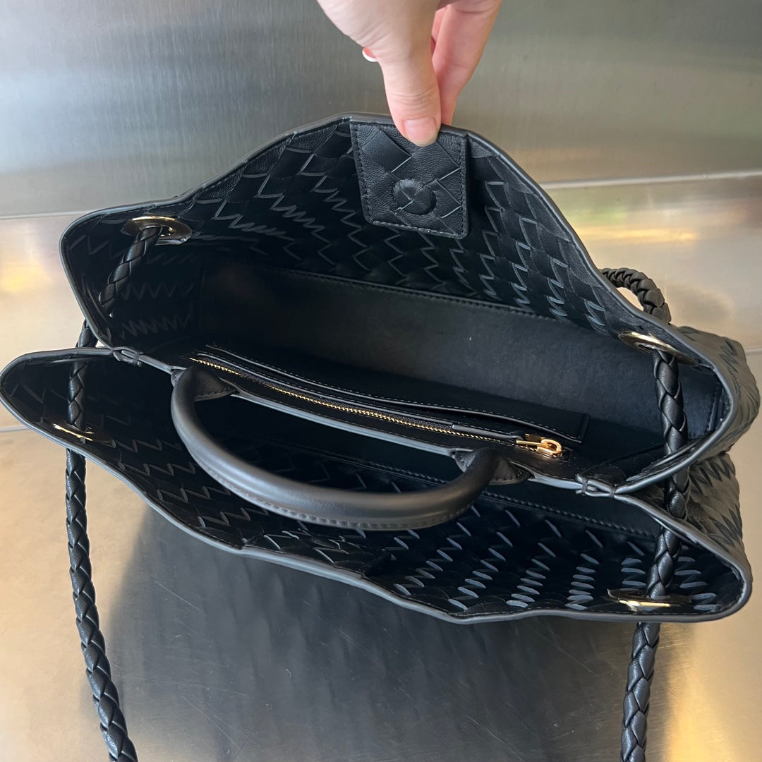 BOTTEGA VENETA SMALL ANDIAMO 29 IN BLACK LAMBSKIN