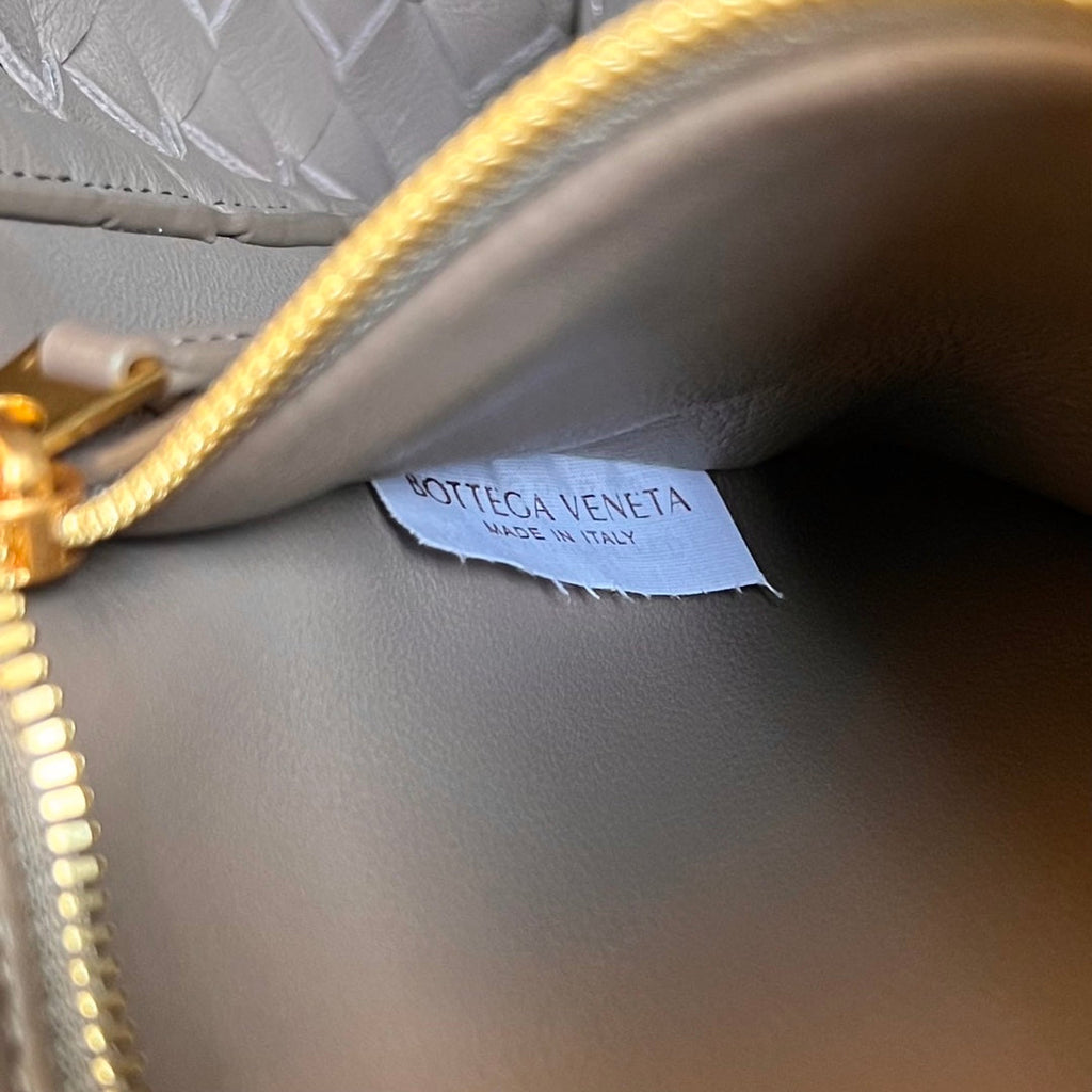 BOTTEGA VENETA SMALL ANDIAMO 29 IN BEAVER BROWN LAMBSKIN