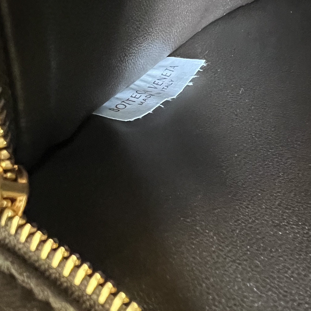 BOTTEGA VENETA SMALL ANDIAMO 29 IN DARK BROWN LAMBSKIN