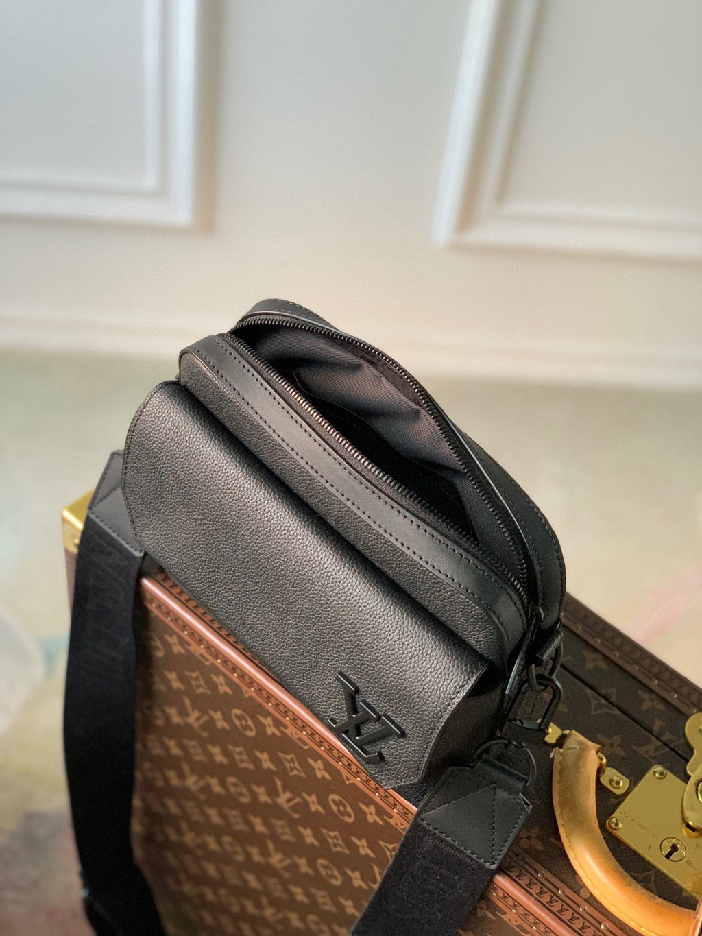 LOUIS VUITTON FASTLINE MESSENGER 23.5 IN DARK BROWN PATENT CALFSKIN