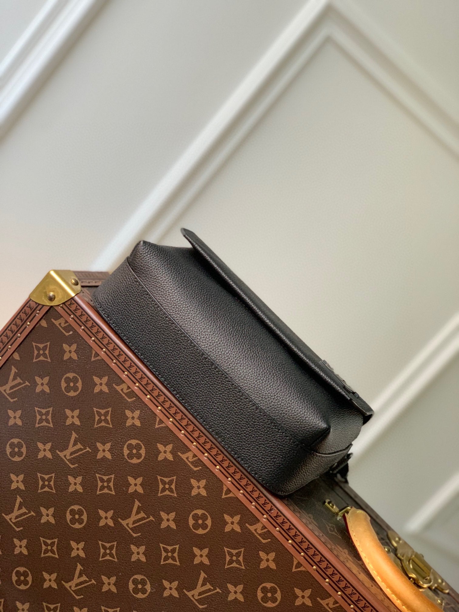 LOUIS VUITTON FASTLINE MESSENGER 23.5 IN DARK BROWN PATENT CALFSKIN
