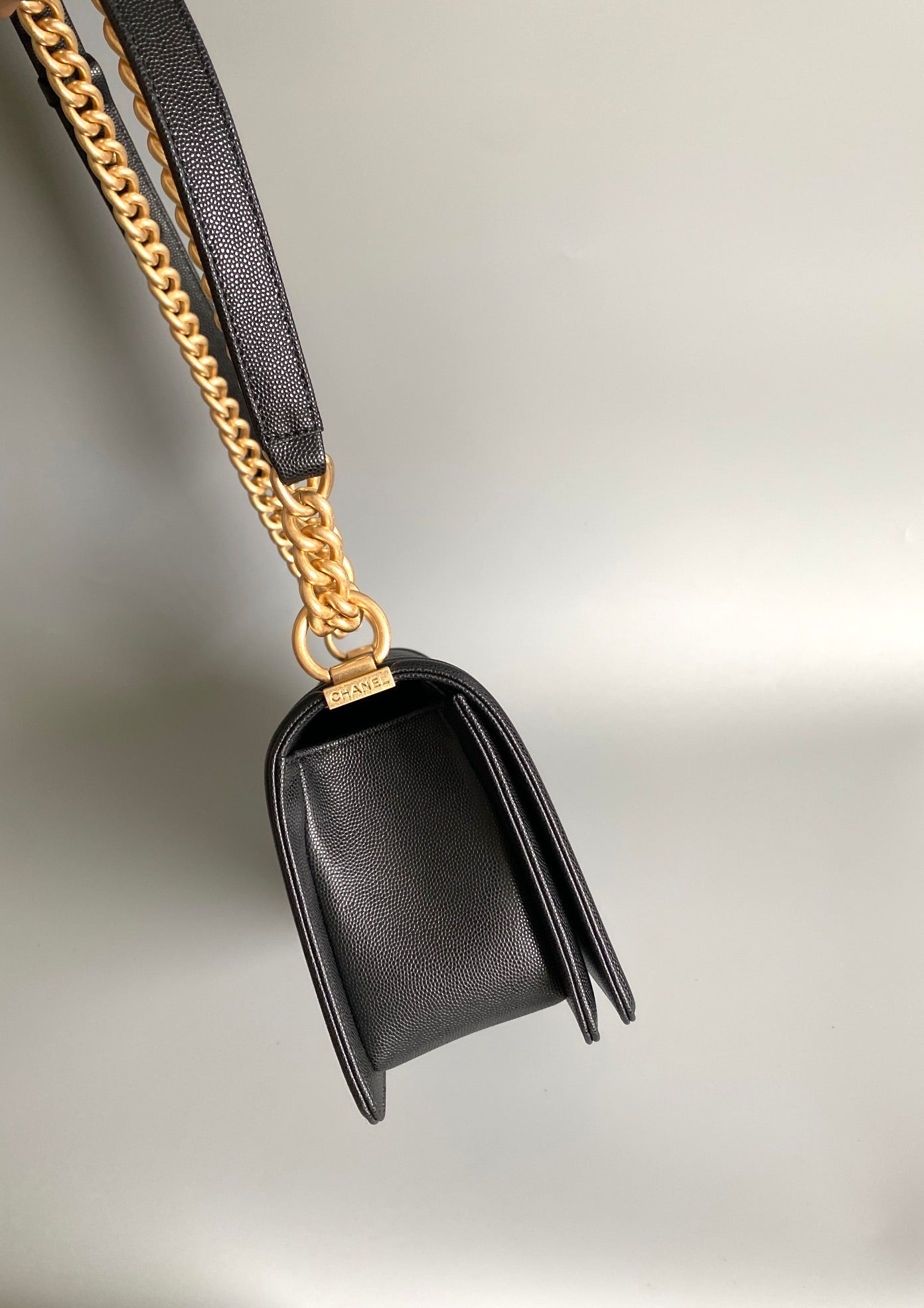 CHANEL MEDIUM 25 BOY BAG IN BLACK LAMBSKIN GOLD HARDWARE