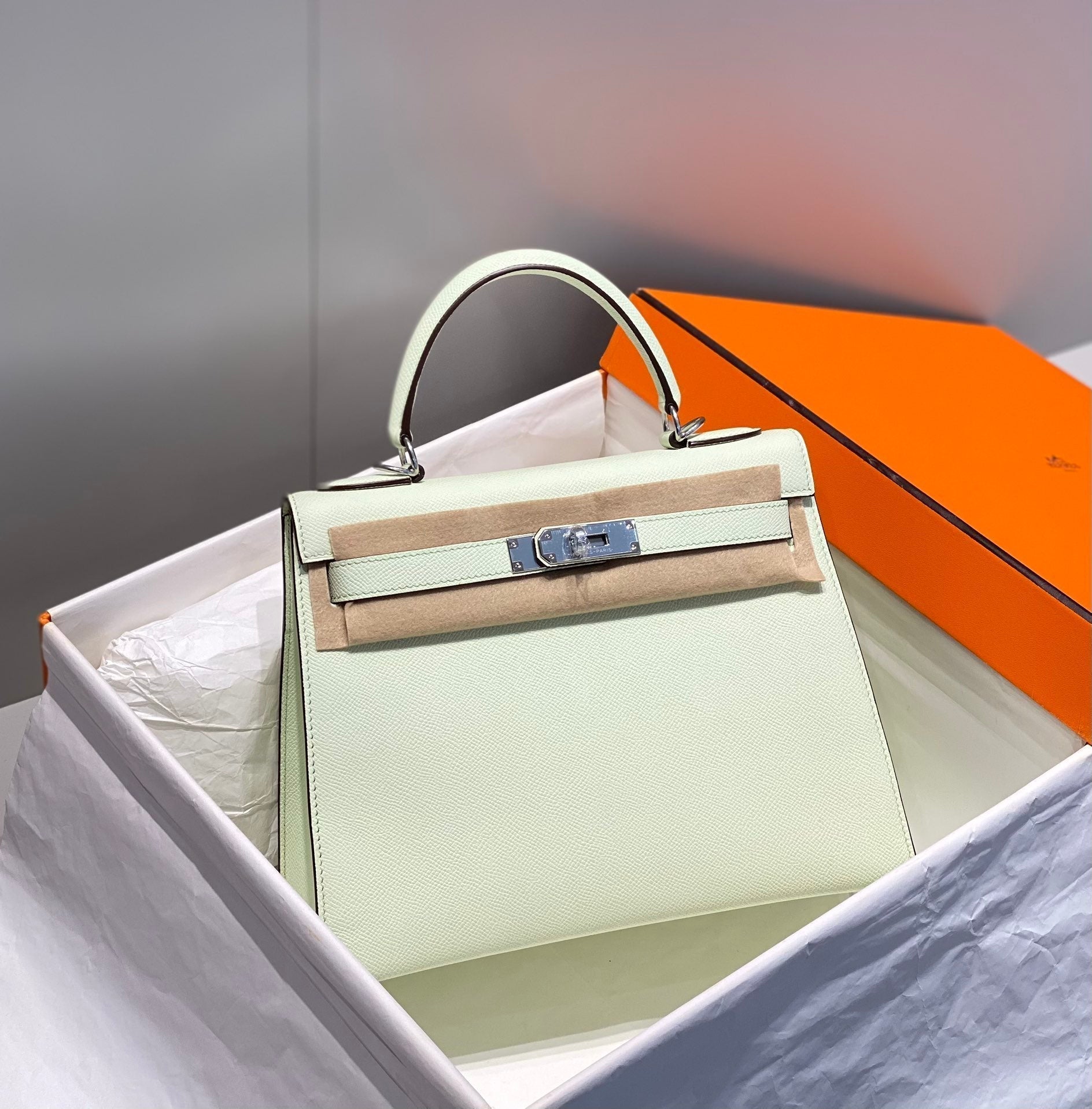 HERMES KELLY 28CM IN VERT FIZZ SWIFT CALFSKIN SILVER HARDWARE