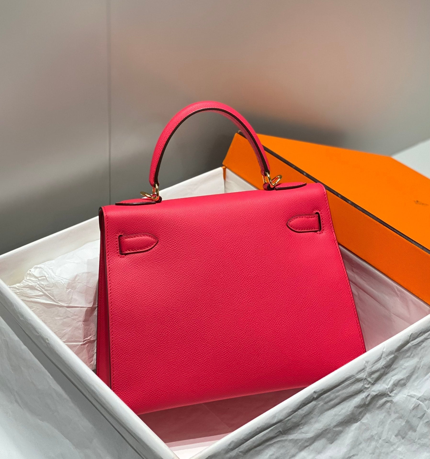 HERMES KELLY 28CM IN ROSE TYRIEN SWIFT CALFSKIN GOLD HARDWARE