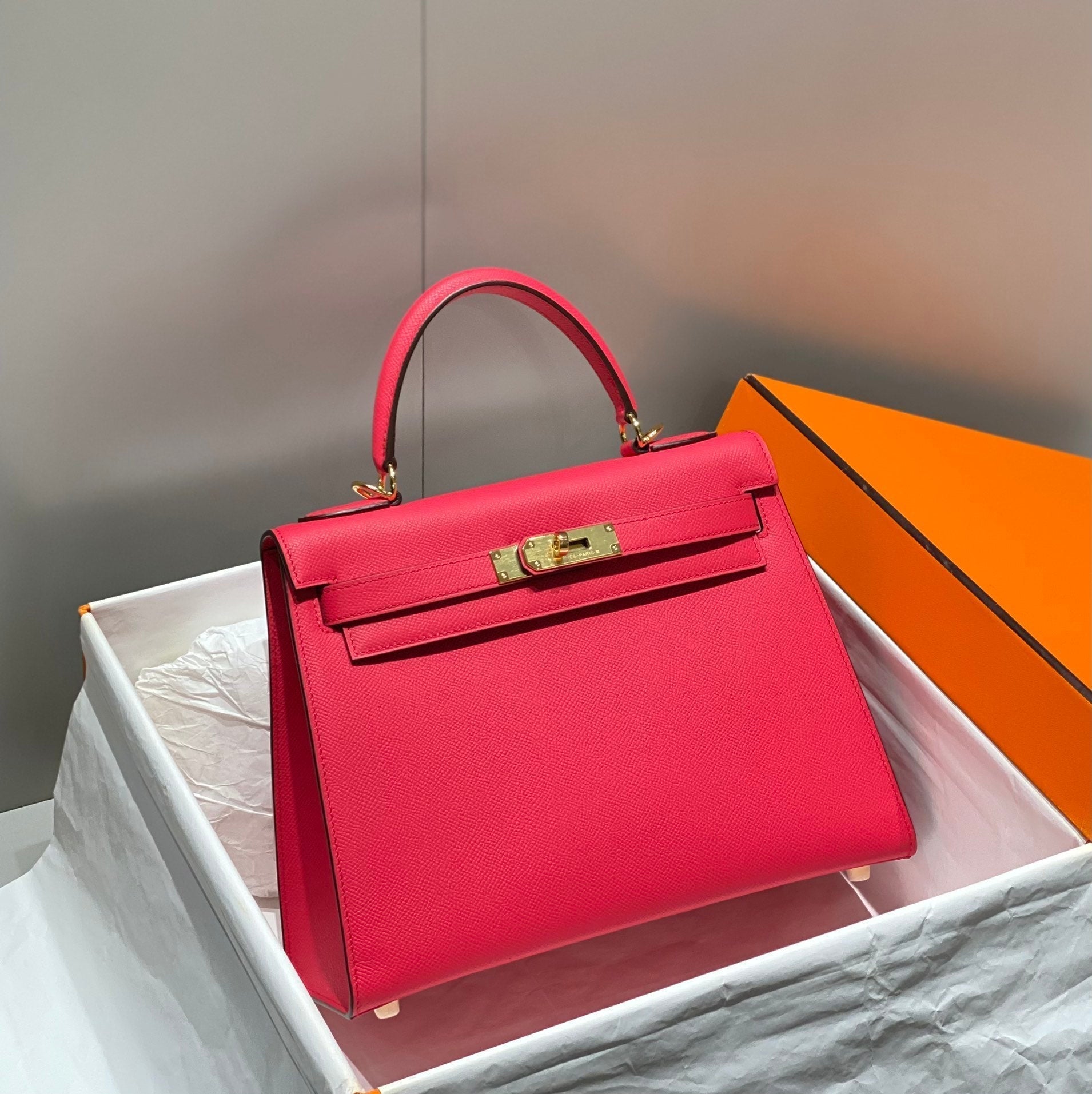 HERMES KELLY 28CM IN ROSE TYRIEN SWIFT CALFSKIN GOLD HARDWARE