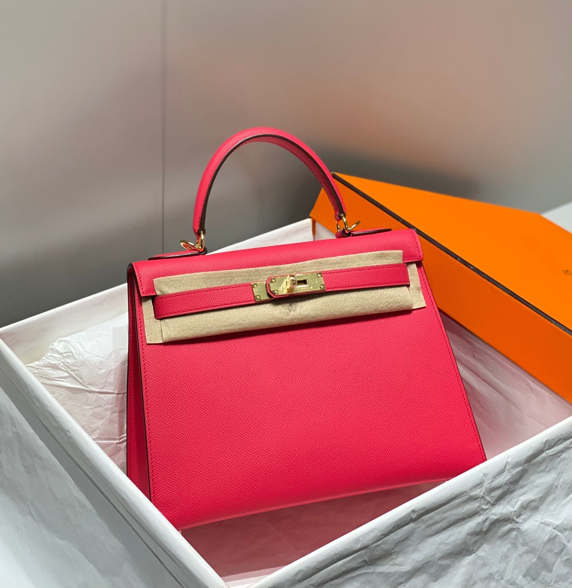 HERMES KELLY 28CM IN ROSE TYRIEN SWIFT CALFSKIN GOLD HARDWARE
