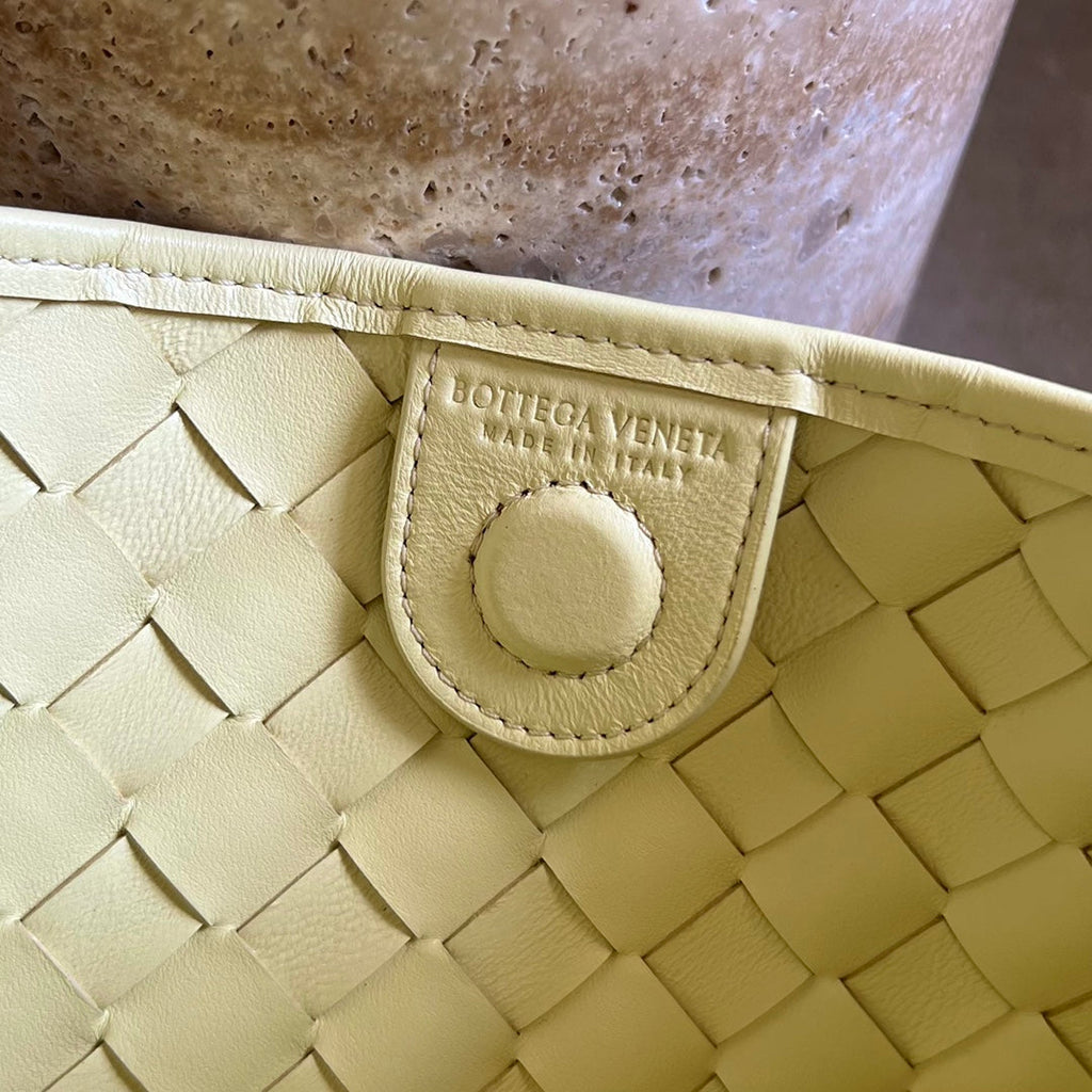 BOTTEGA VENETA SARDINE 33 WITH CHAIN IN YELLOW CREAM LAMBSKIN