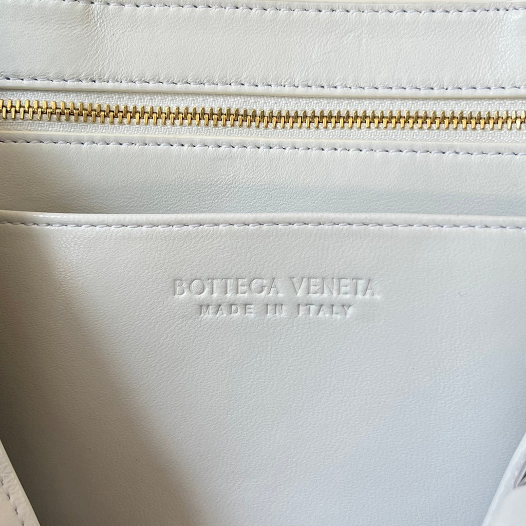 BOTTEGA VENETA SMALL ANDIAMO 29 IN WHITE LAMBSKIN