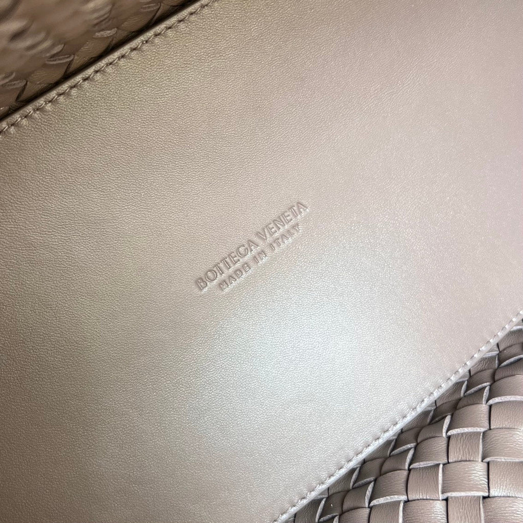 BOTTEGA VENETA LARGE CABAT 51 IN SADDLE BROWN LAMBSKIN