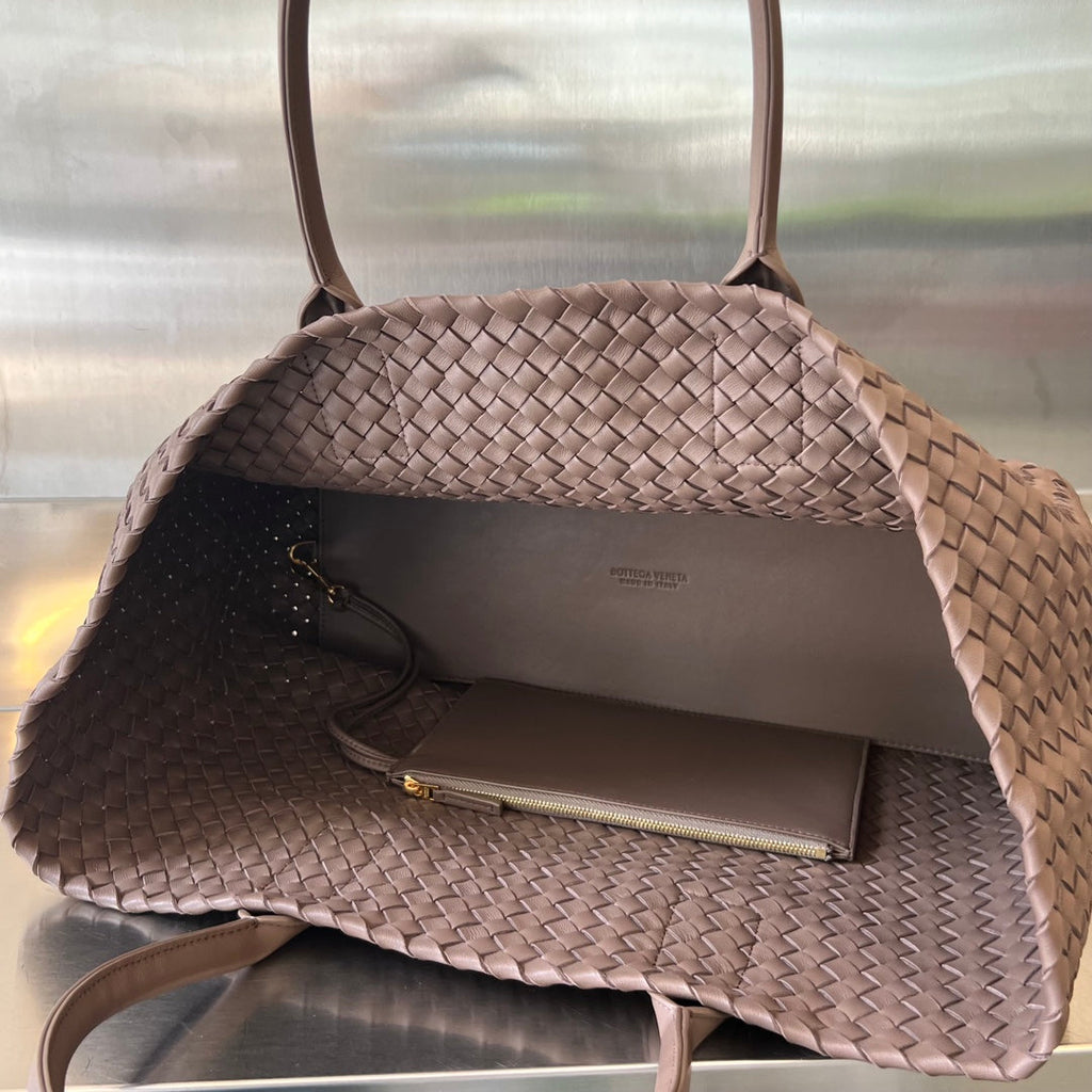 BOTTEGA VENETA LARGE CABAT 51 IN SADDLE BROWN LAMBSKIN