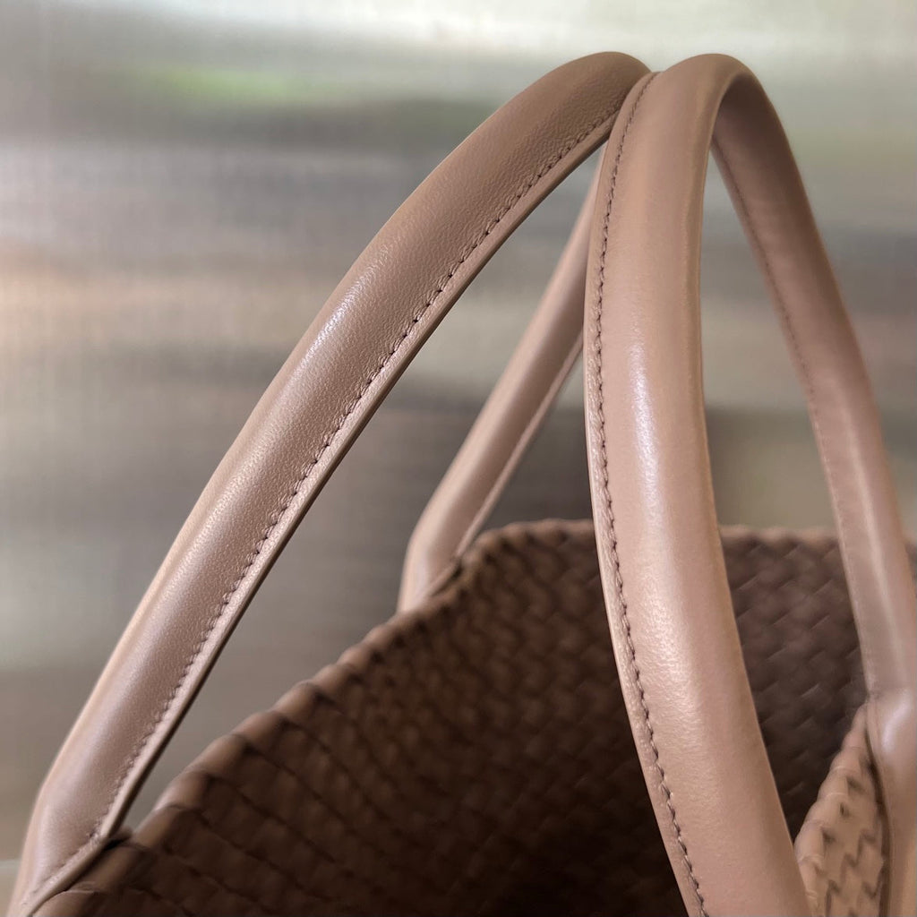 BOTTEGA VENETA LARGE CABAT 51 IN SADDLE BROWN LAMBSKIN