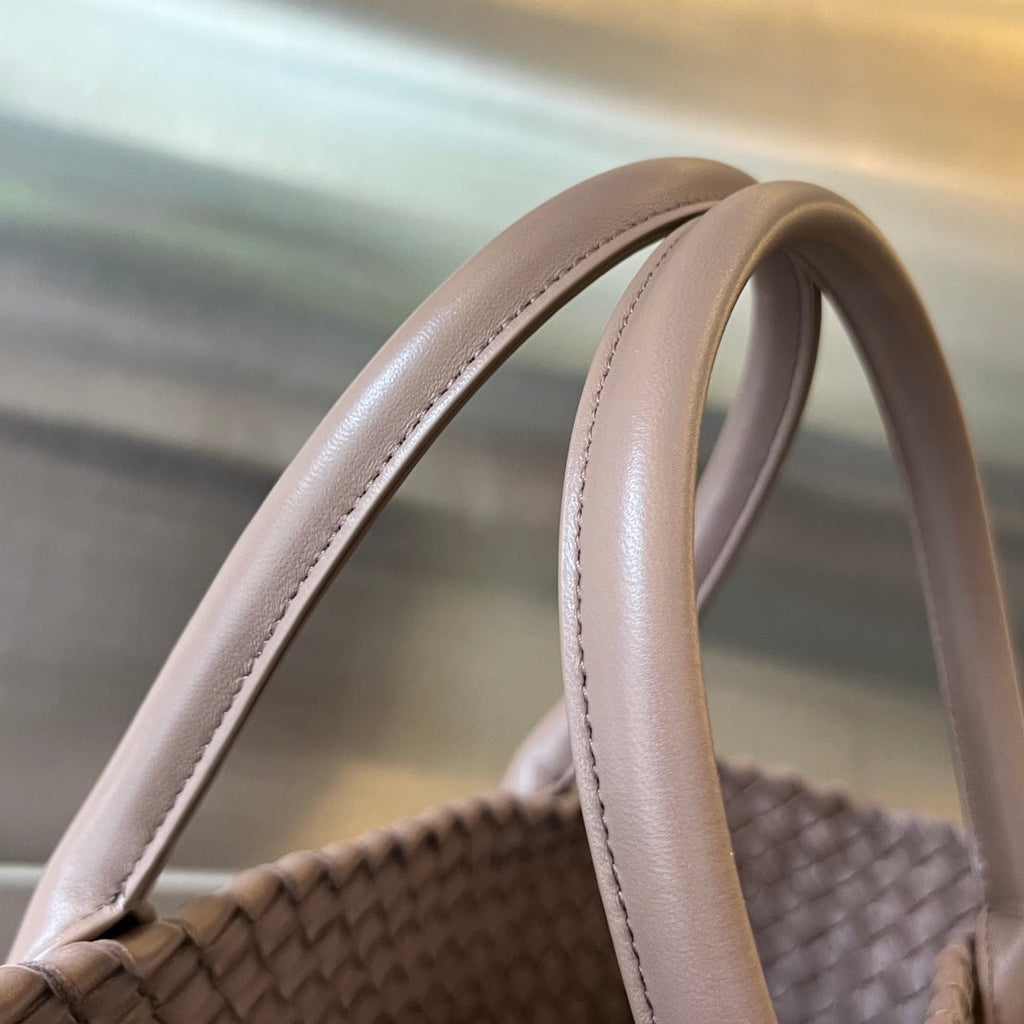 BOTTEGA VENETA SMALL CABAT 32 IN SADDLE BROWN LAMBSKIN