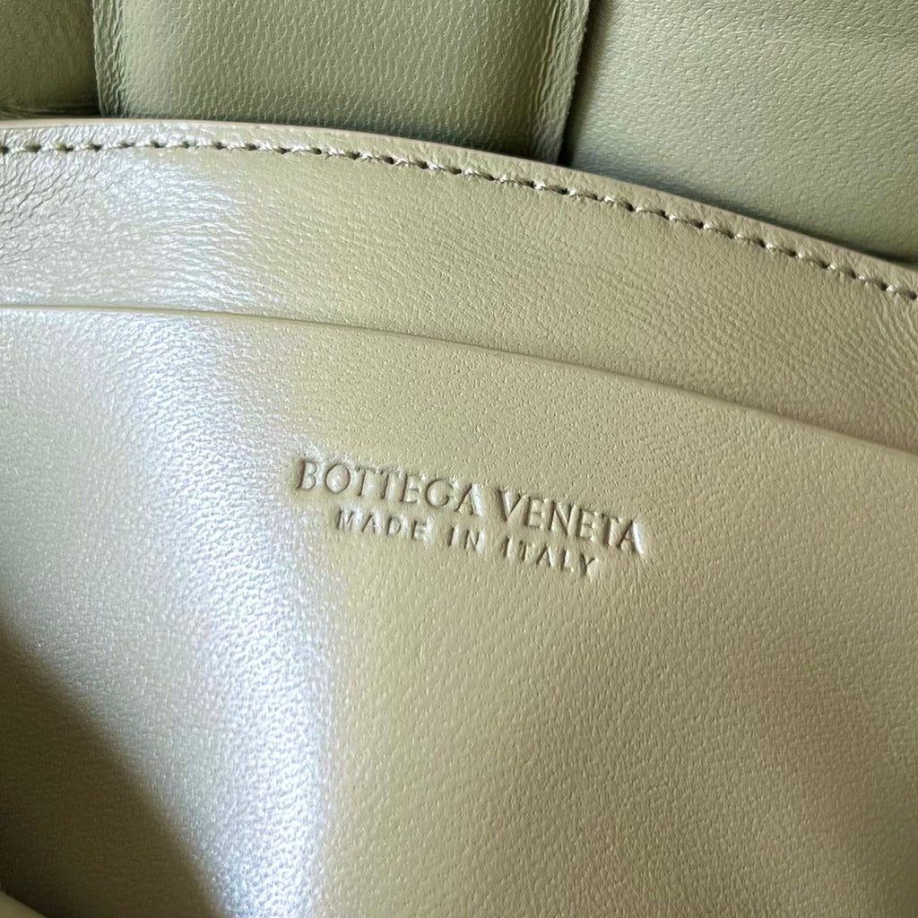 BOTTEGA VENETA MINI CASSETTE 18 IN WHITE CREAM LAMBSKIN