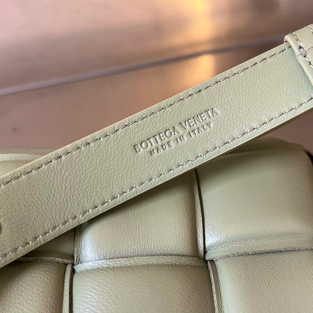 BOTTEGA VENETA MINI CASSETTE 18 IN WHITE CREAM LAMBSKIN