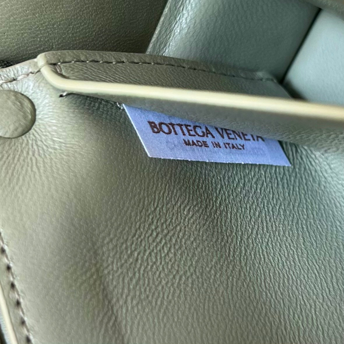 BOTTEGA VENETA MINI CASSETTE 18 IN WHITE CREAM LAMBSKIN