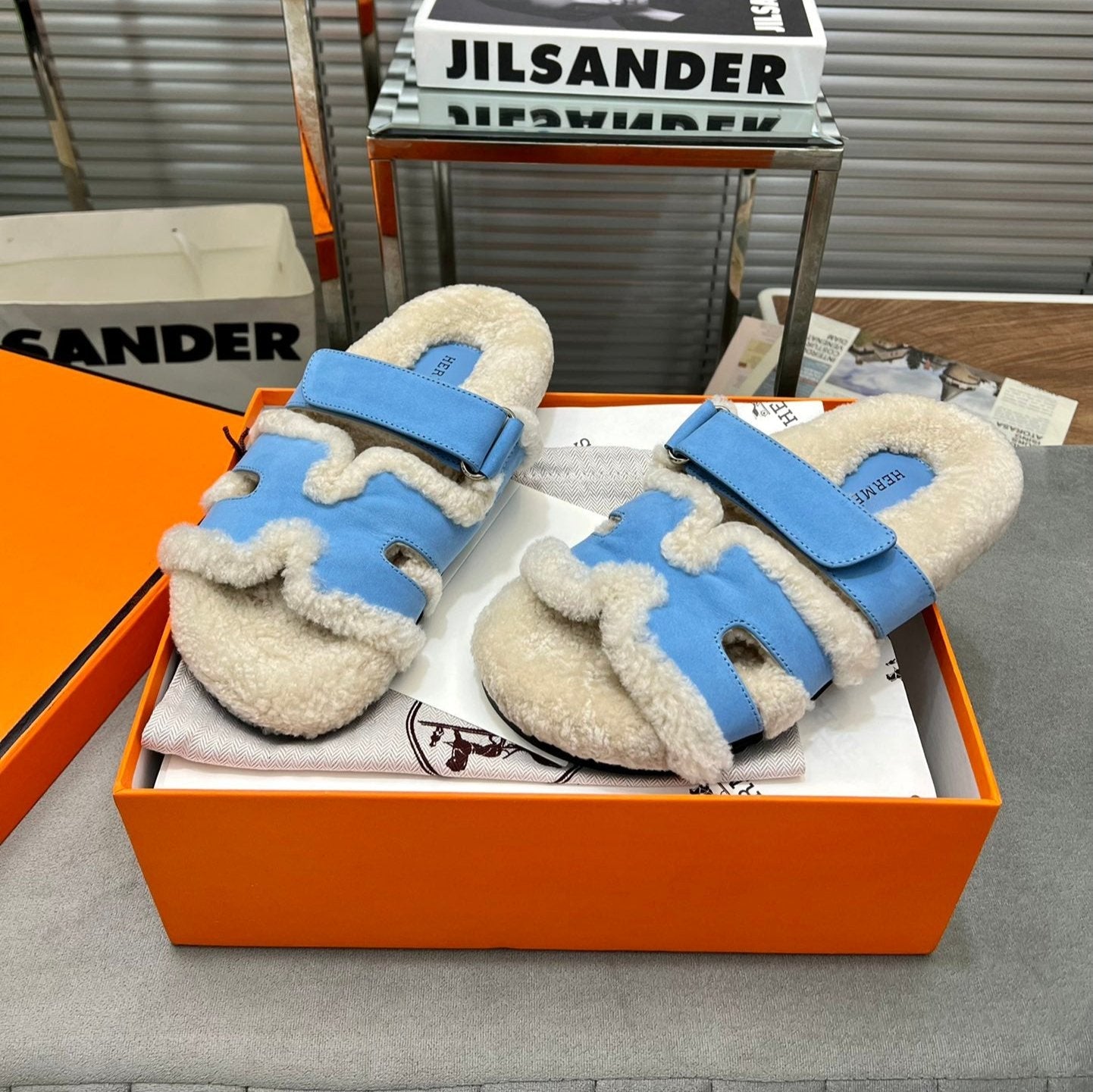 HERMES CHYPRE SLIPPERS IN BEIGE LAMB WOOL AND OCEAN BLUE SUEDE