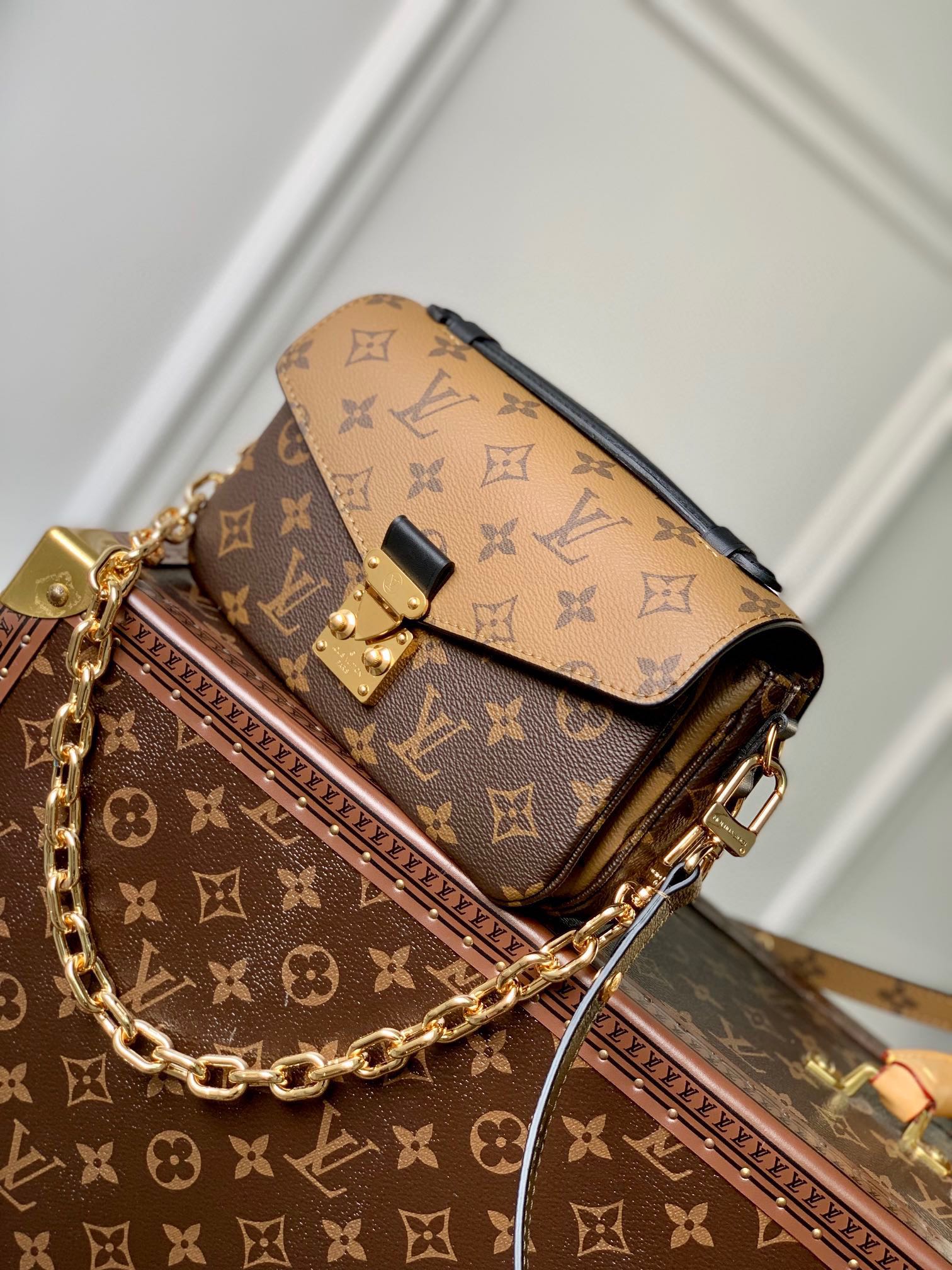 LOUIS VUITTON POCHETTE MÉTIS EAST WEST 21.5 IN BROWN MONOGRAM COATED CANVAS AND CALFSKIN