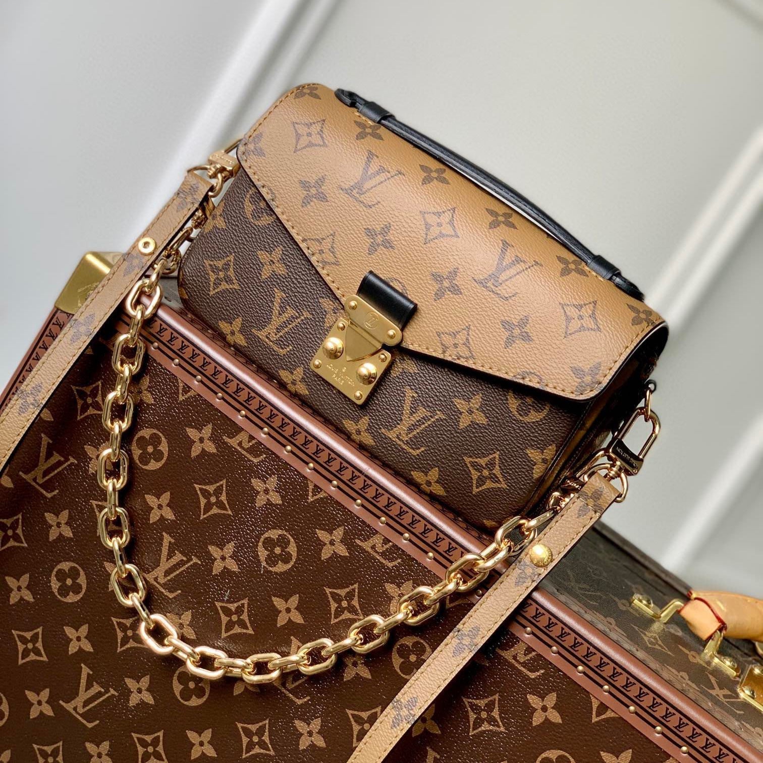 LOUIS VUITTON POCHETTE MÉTIS EAST WEST 21.5 IN BROWN MONOGRAM COATED CANVAS AND CALFSKIN