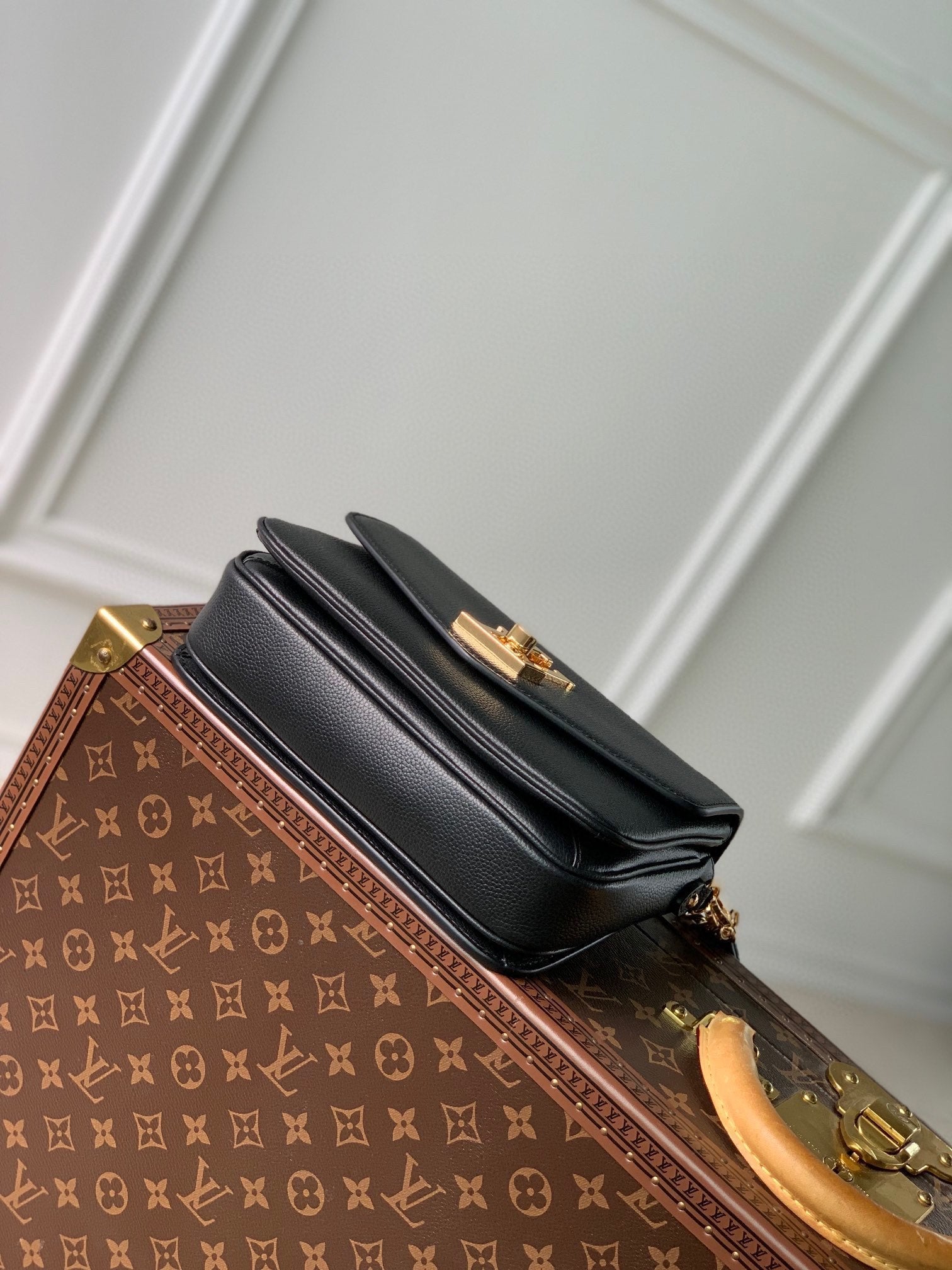 LOUIS VUITTON OXFORD 22 IN BLACK LAMBSKIN GOLD HARDWARE