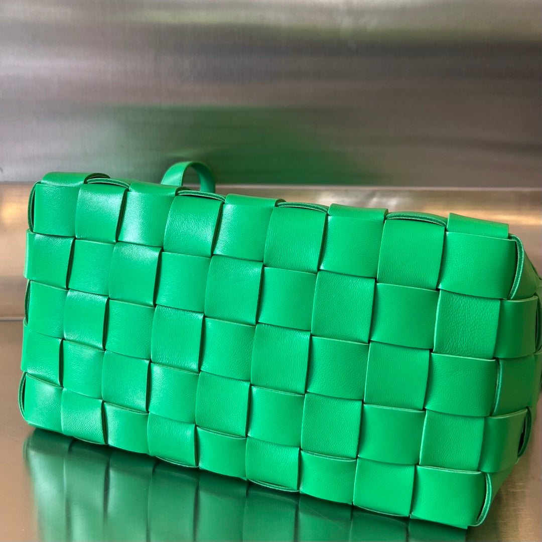 BOTTEGA VENETA MEDIUM 28 CASSETTE LIGHT GREEN LAMBSKIN