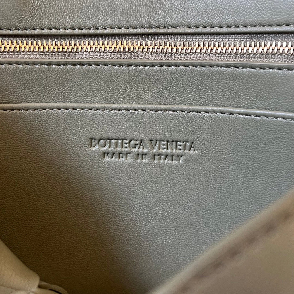 BOTTEGA VENETA SMALL ANDIAMO 29 IN ECRU BEIGE LAMBSKIN