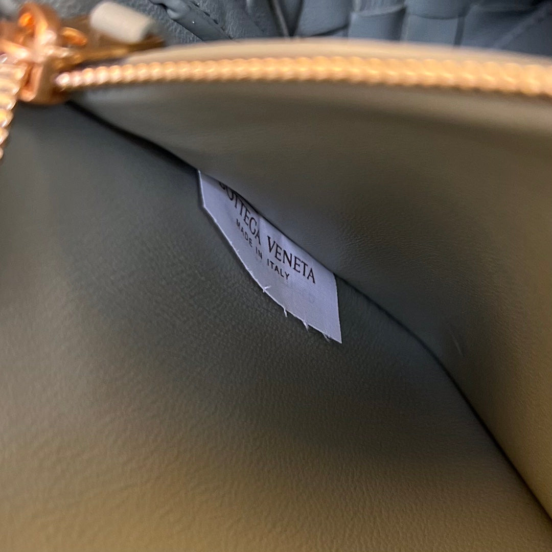 BOTTEGA VENETA SMALL ANDIAMO 29 IN ECRU BEIGE LAMBSKIN