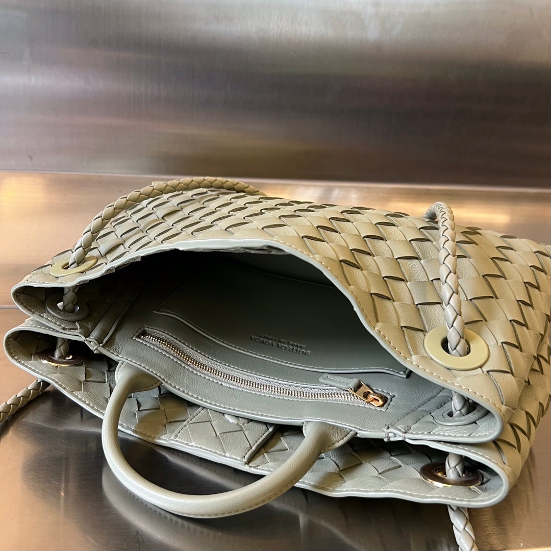 BOTTEGA VENETA SMALL ANDIAMO 29 IN ECRU BEIGE LAMBSKIN