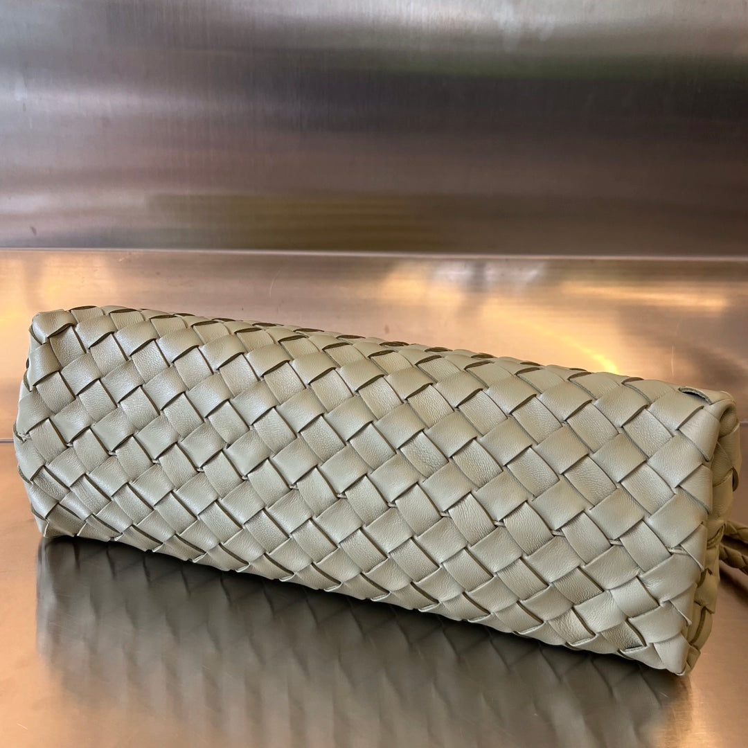 BOTTEGA VENETA SMALL ANDIAMO 29 IN ECRU BEIGE LAMBSKIN